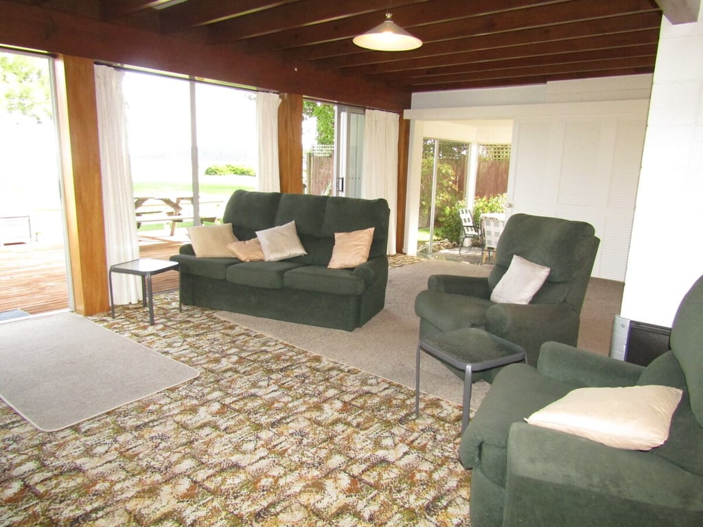 Classic Kiwi Bach By The Lake – Family Friendly In Five Mile Bay