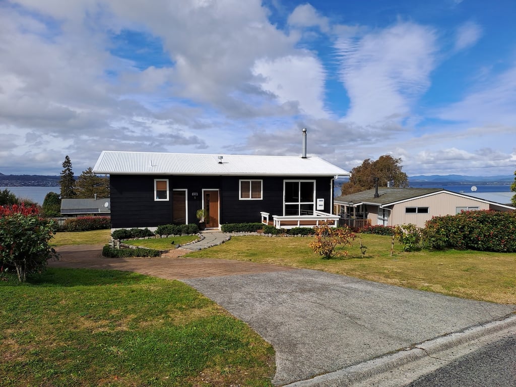 Bay Views On Isobel - Modern Home Great Location