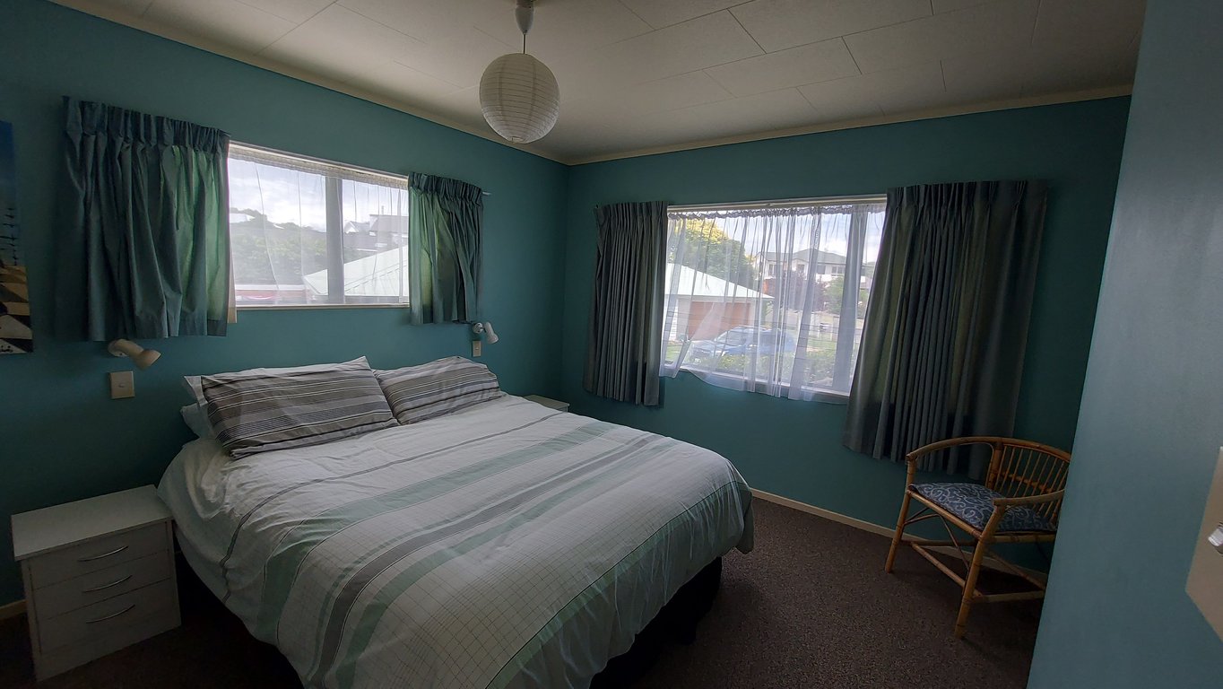 The Lake House - Wharewaka Point Bach