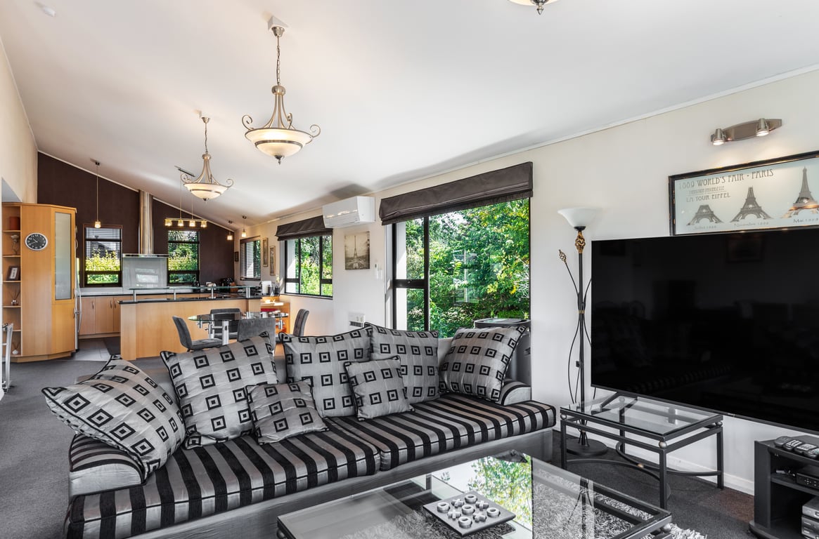 Riverside Villa - Spacious Stunning Location