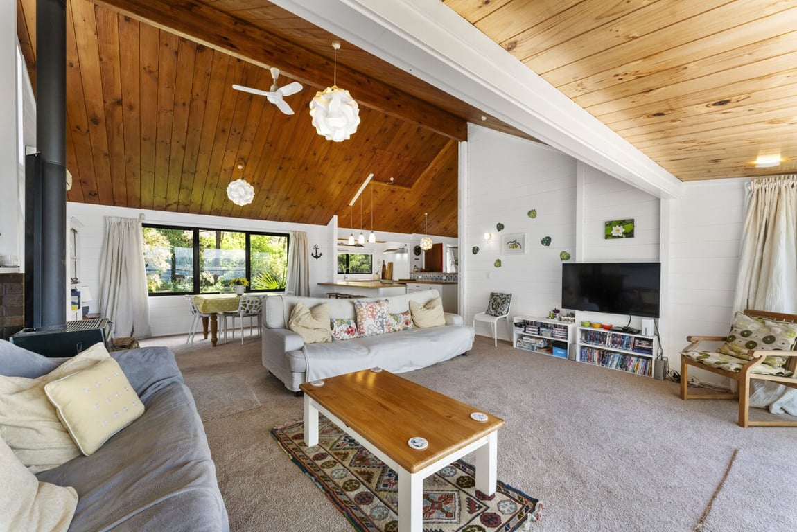 Acacia Cottage - Lake Views & Laid-Back Living