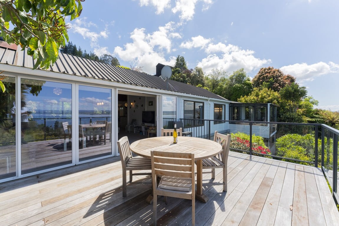 Acacia Cottage - Lake Views & Laid-Back Living
