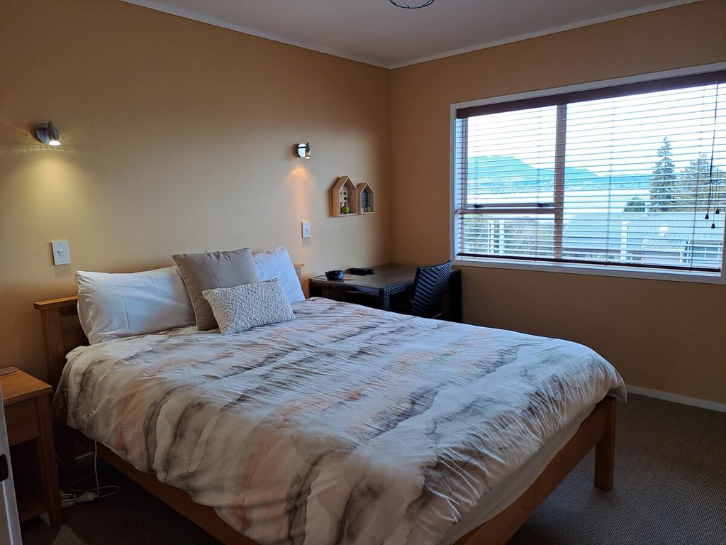 Bay Views On Isobel - Modern Home Great Location