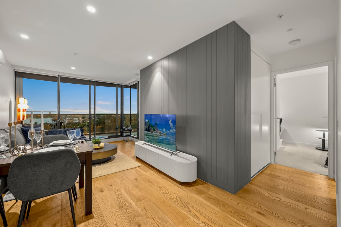Unwind with Beautiful Albert Park and Hobsons Bay Views! 2 Bedrooms | 2 Bathrooms | Free Parking