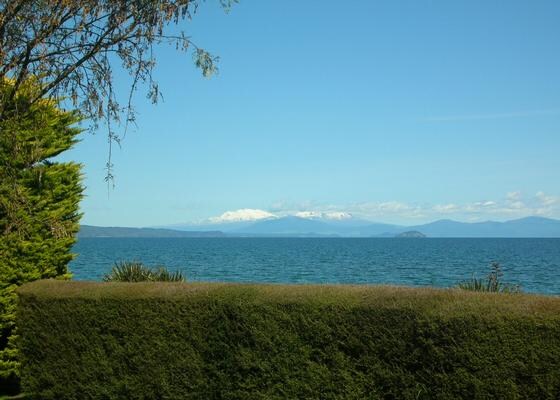 Beach Magic - Large Lakeside Home With Wi-Fi