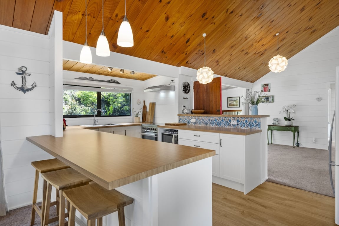 Acacia Cottage - Lake Views & Laid-Back Living