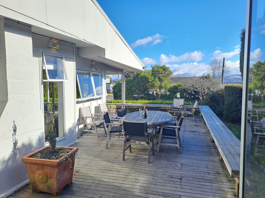 Teti Bay Bach - Great Outdoor Living And Just A Short Walk To The Lake!