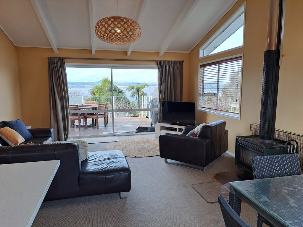 Bay Views On Isobel - Modern Home Great Location
