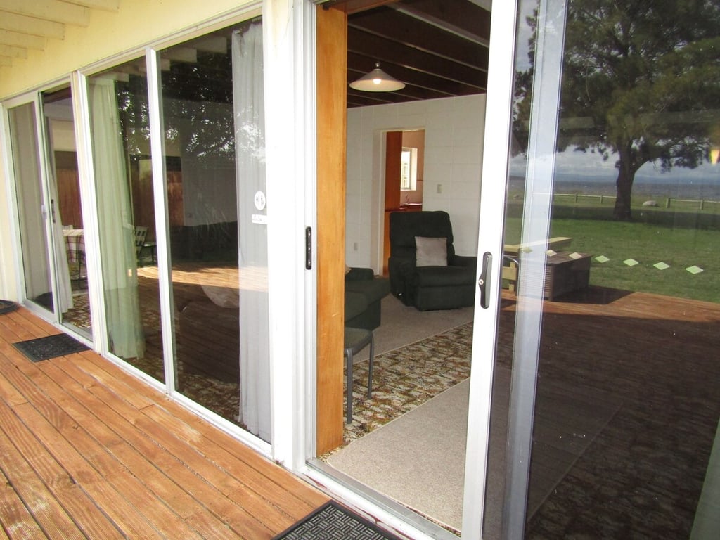 Classic Kiwi Bach By The Lake – Family Friendly In Five Mile Bay