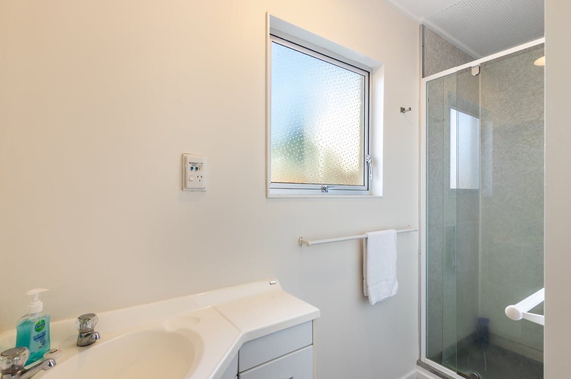 Classic Kiwi Bach By The Lake – Family Friendly In Five Mile Bay