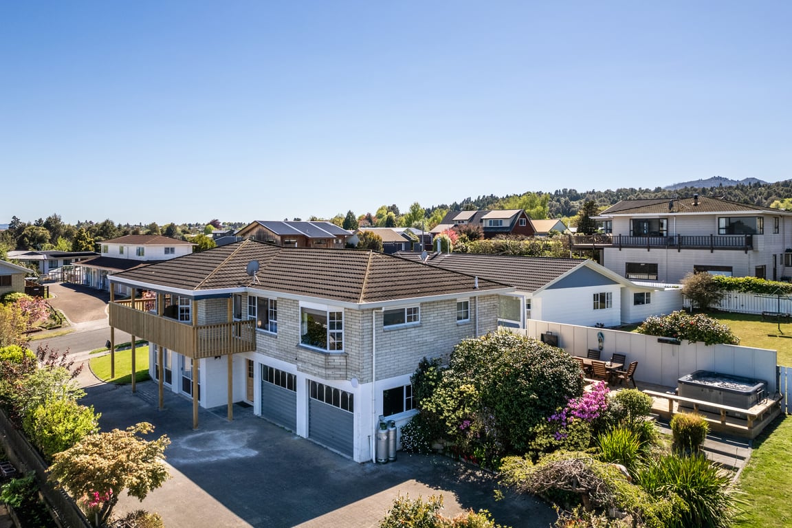 The Golders Getaway: Space for 2 families