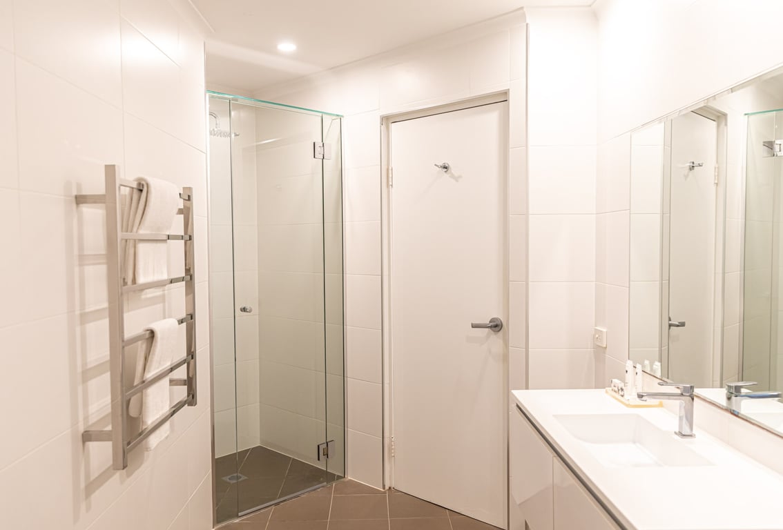 2 Bedroom LUXE Garden Deck Apartment