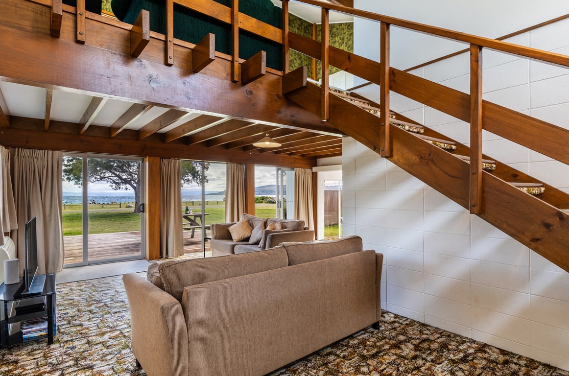 Classic Kiwi Bach By The Lake – Family Friendly In Five Mile Bay