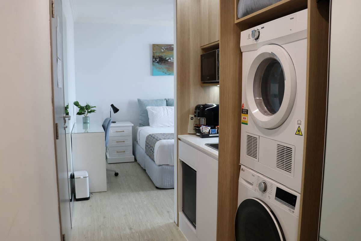 Studio (Balcony/Washer/Dryer)