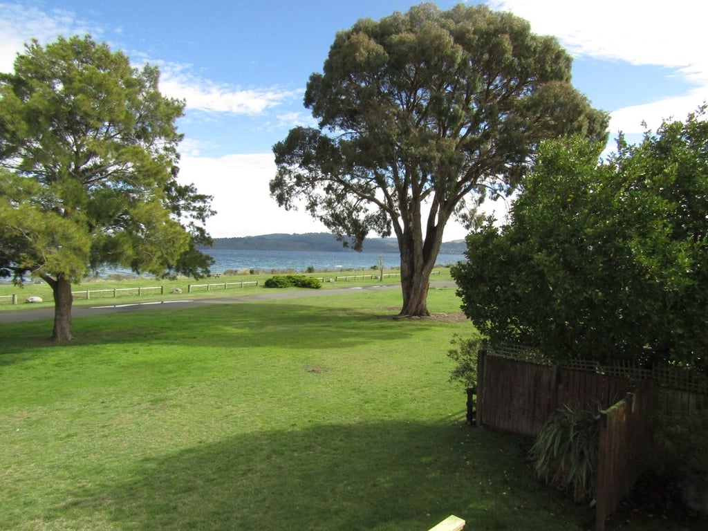 Classic Kiwi Bach By The Lake – Family Friendly In Five Mile Bay