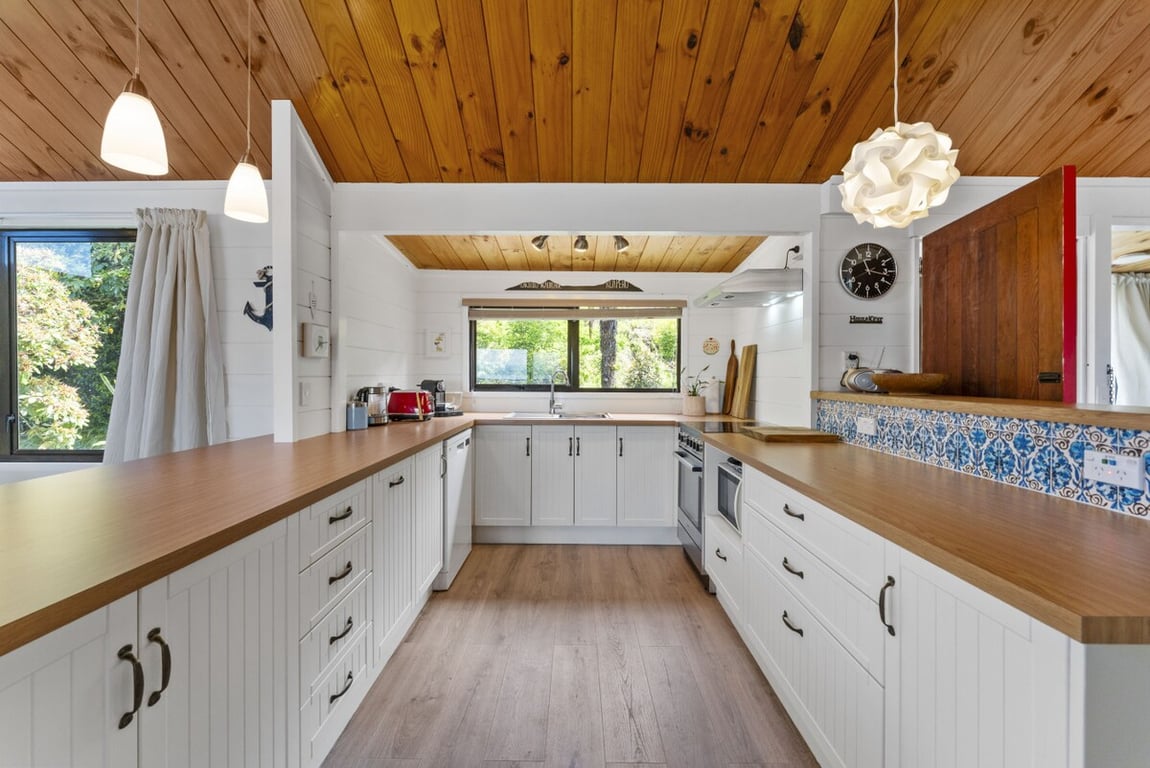 Acacia Cottage - Lake Views & Laid-Back Living