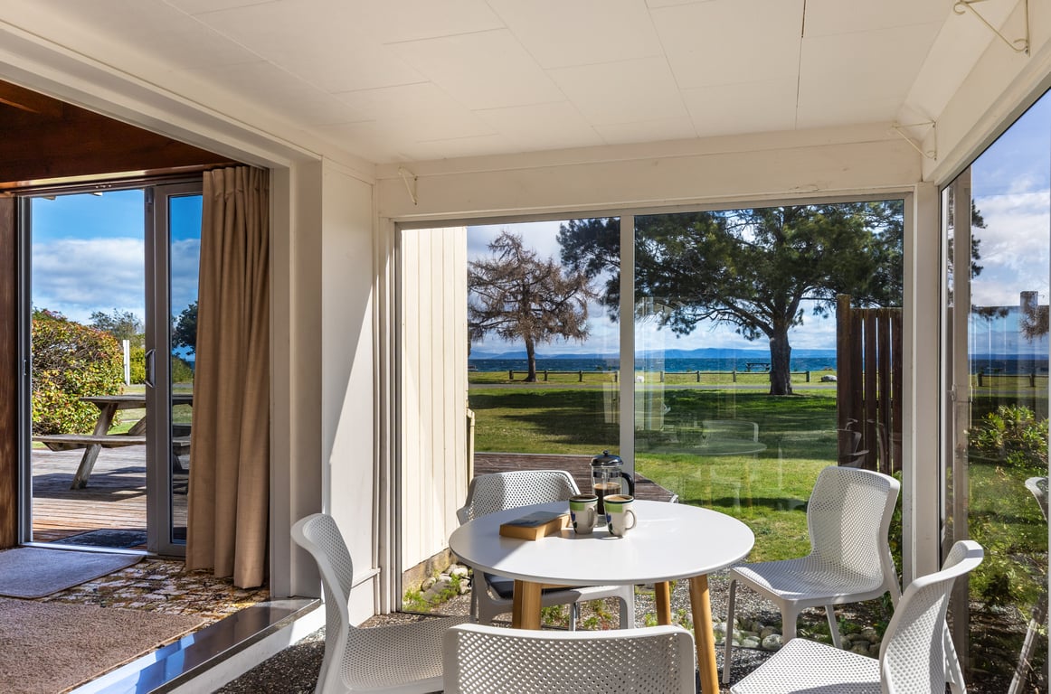 Classic Kiwi Bach By The Lake – Family Friendly In Five Mile Bay