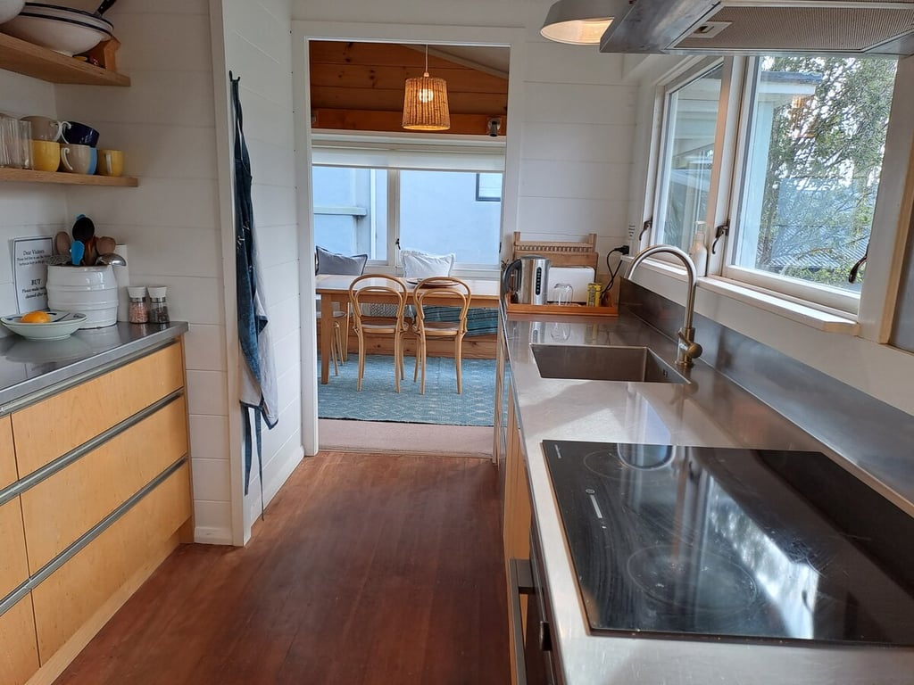 Beach Magic - Large Lakeside Home With Wi-Fi