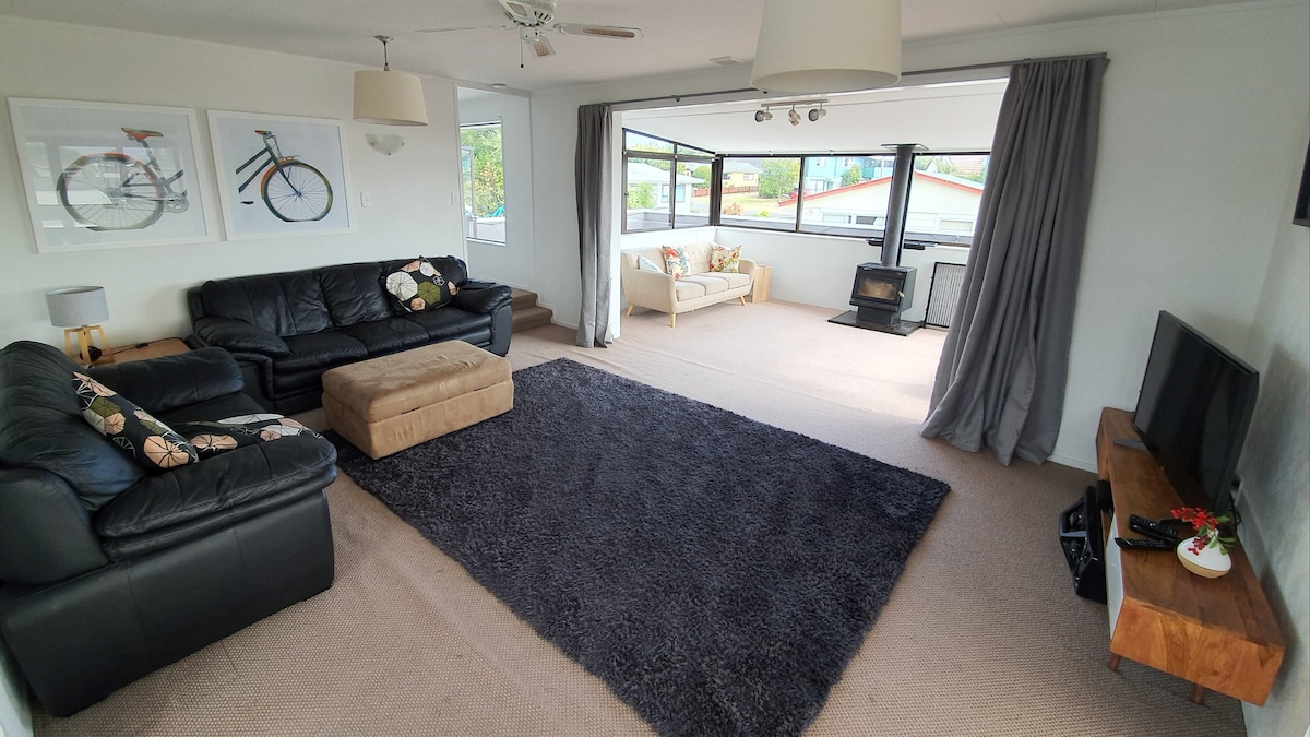 Spacious Family Home With Wi-Fi & Walk To The Lake