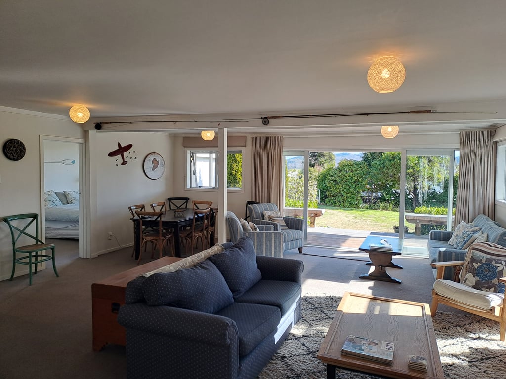 Teti Bay Bach - Great Outdoor Living And Just A Short Walk To The Lake!
