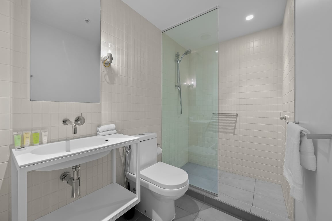 Unwind with Beautiful Albert Park and Hobsons Bay Views! 2 Bedrooms | 2 Bathrooms | Free Parking