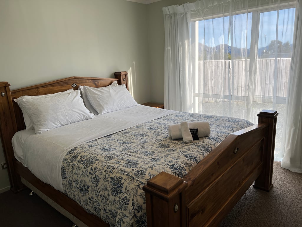 Hillside Hideaway (Pet Friendly) 