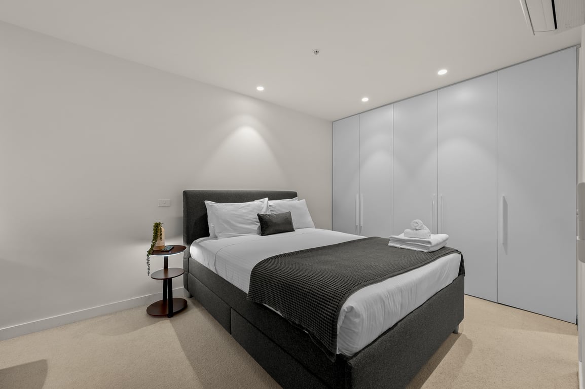 Unwind with Beautiful Albert Park and Hobsons Bay Views! 2 Bedrooms | 2 Bathrooms | Free Parking