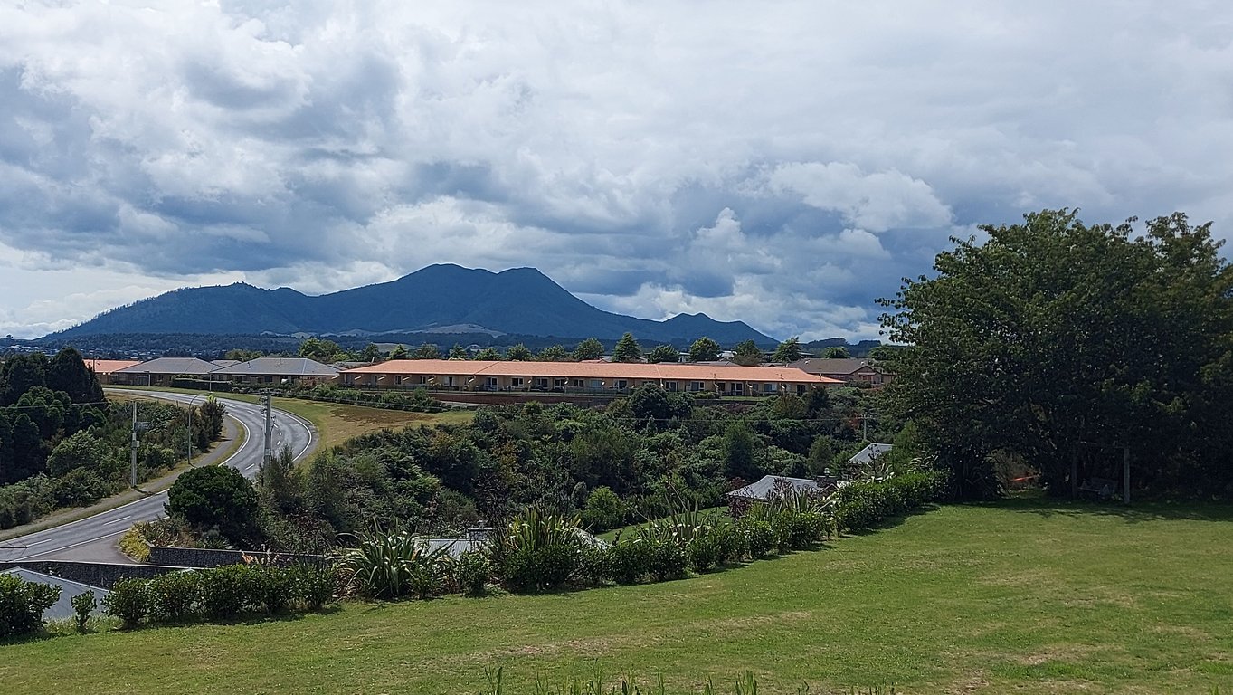 The Lake House - Wharewaka Point Bach