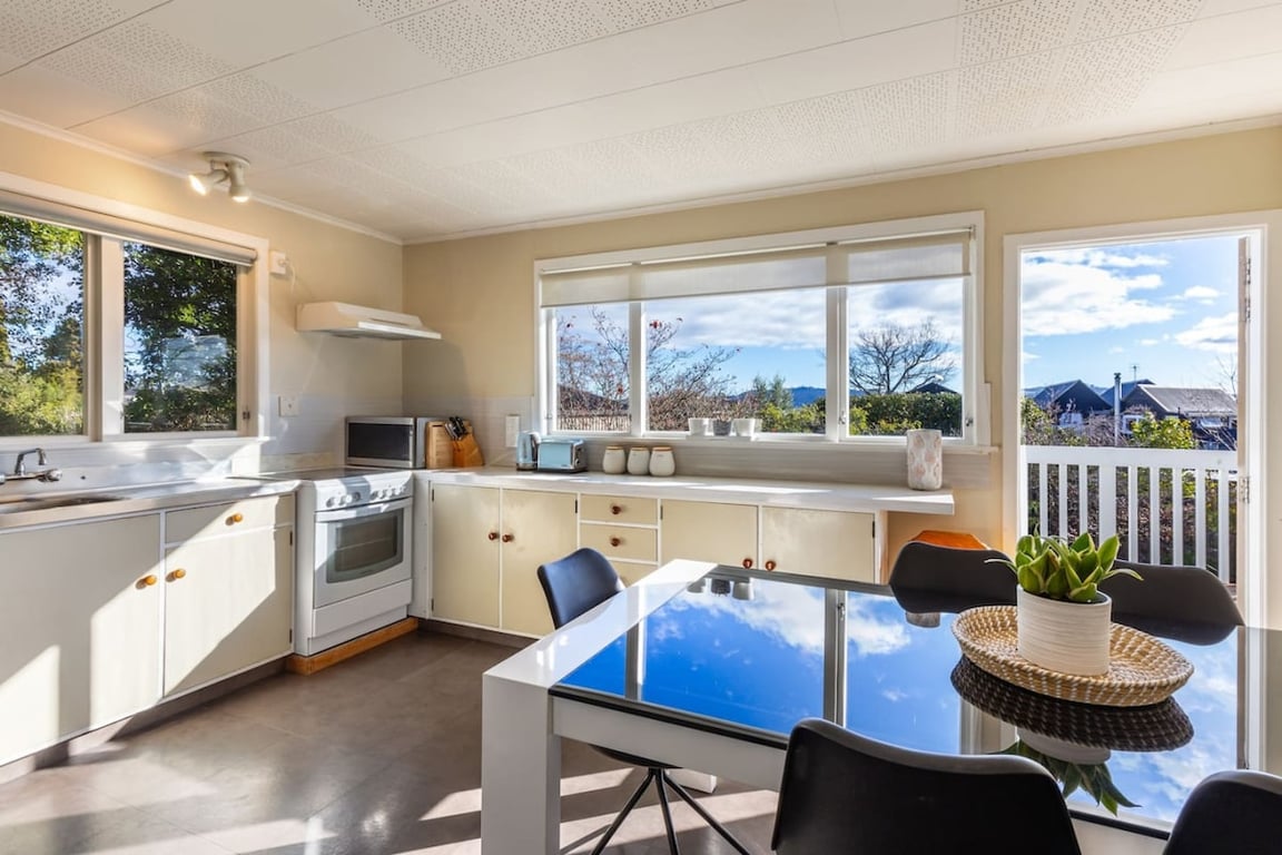 Two Mile Bay Getaway - Comfort & Convenience With Wi-Fi