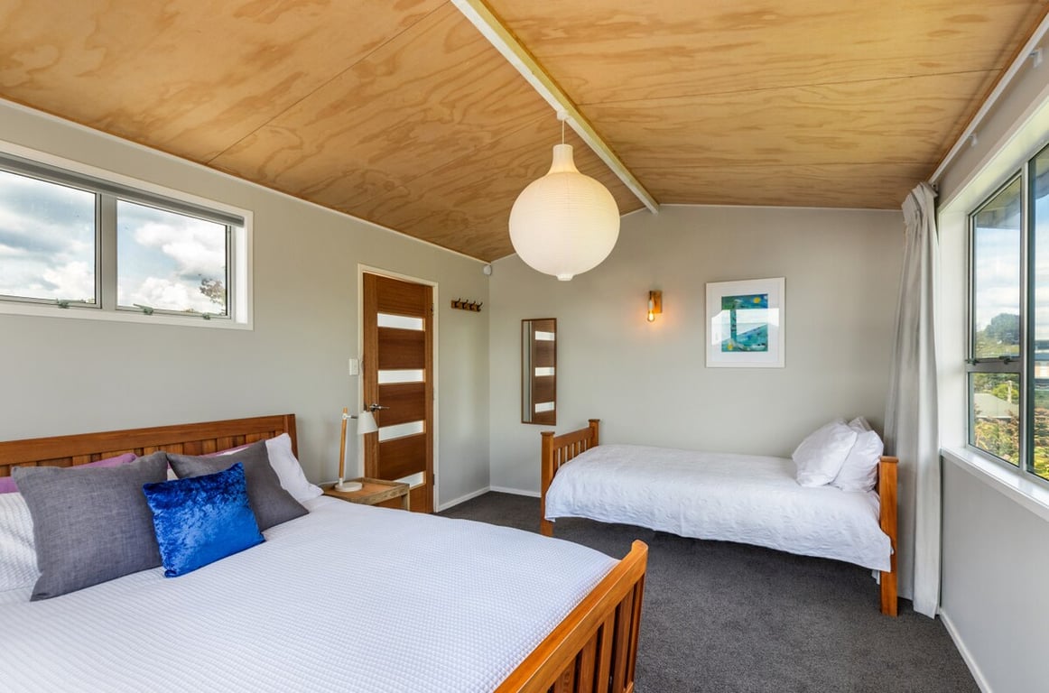 Radiant Rainbow Point Retreat - Walk To The Lake
