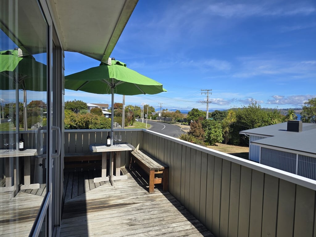 Pencarrow Lodge - Classic Kiwi Bach Close To Lake