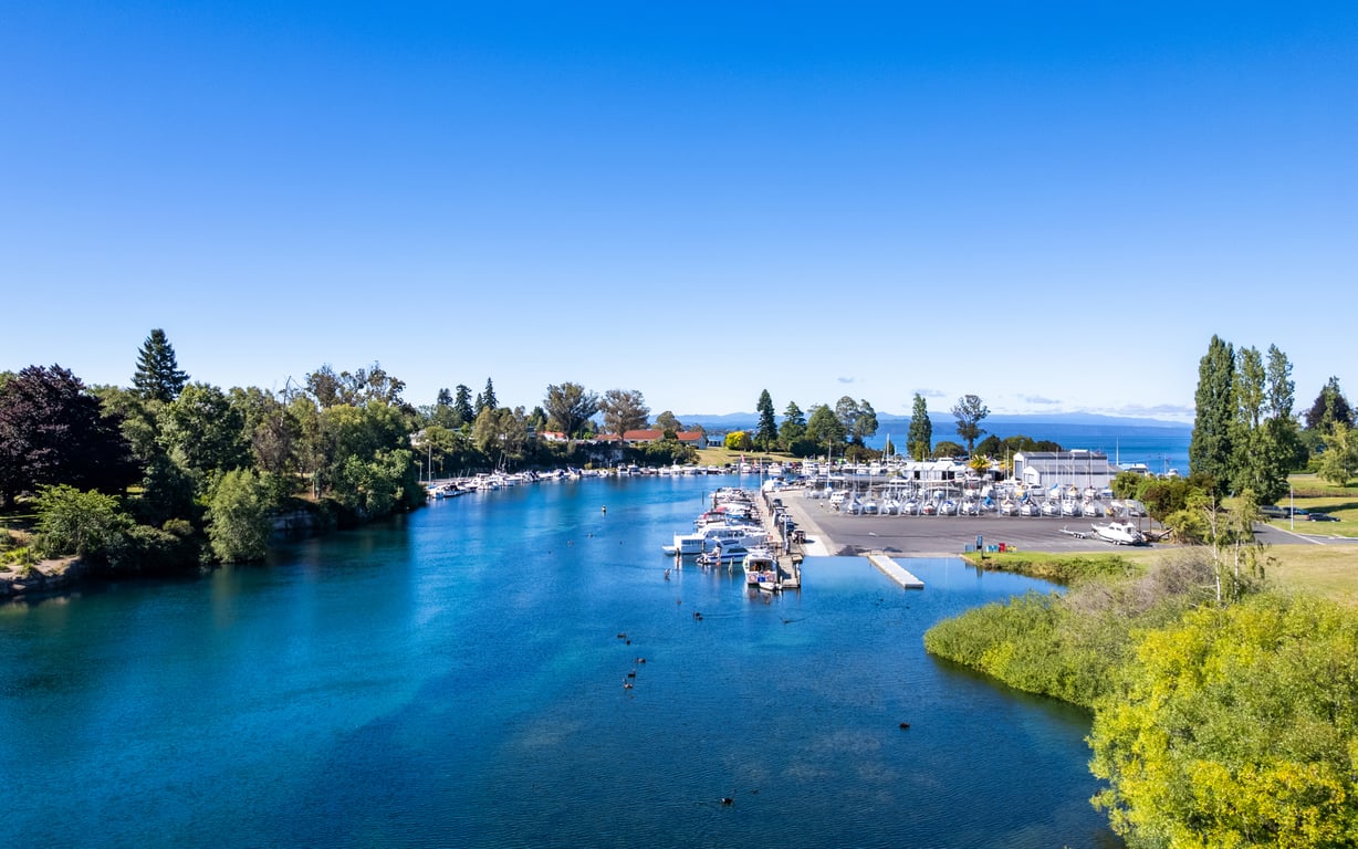 Riverside Villa - Spacious Stunning Location