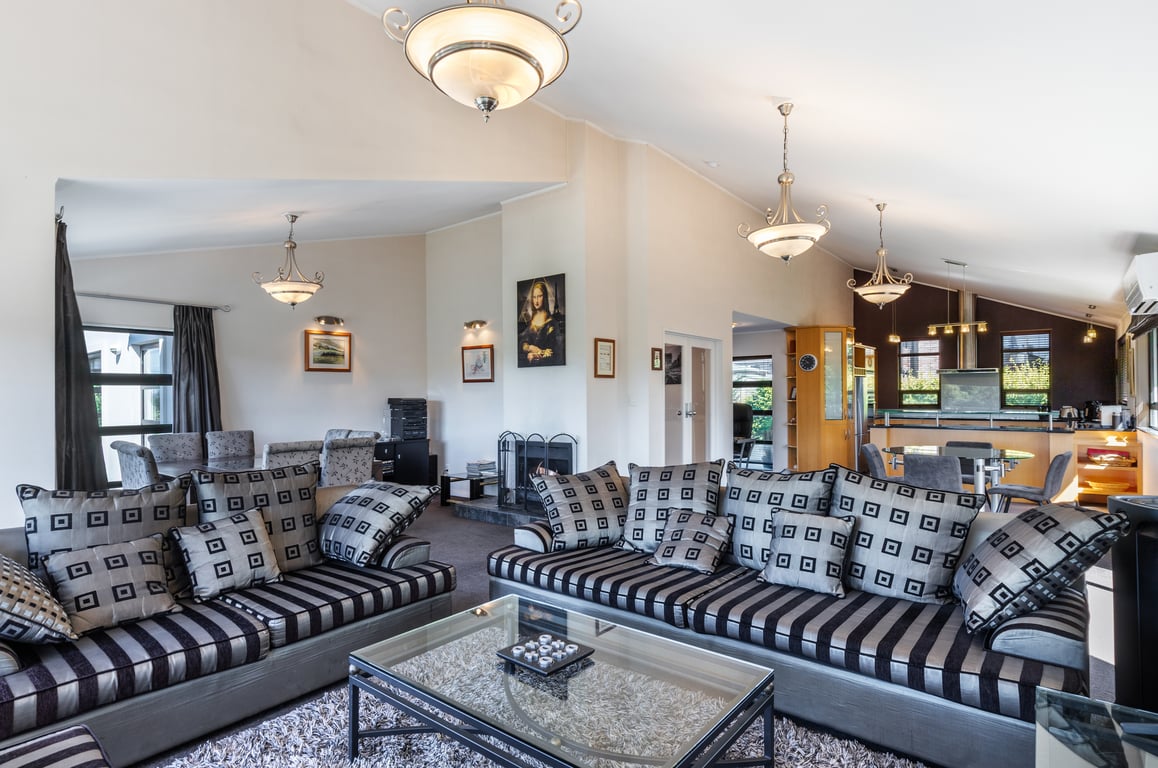 Riverside Villa - Spacious Stunning Location
