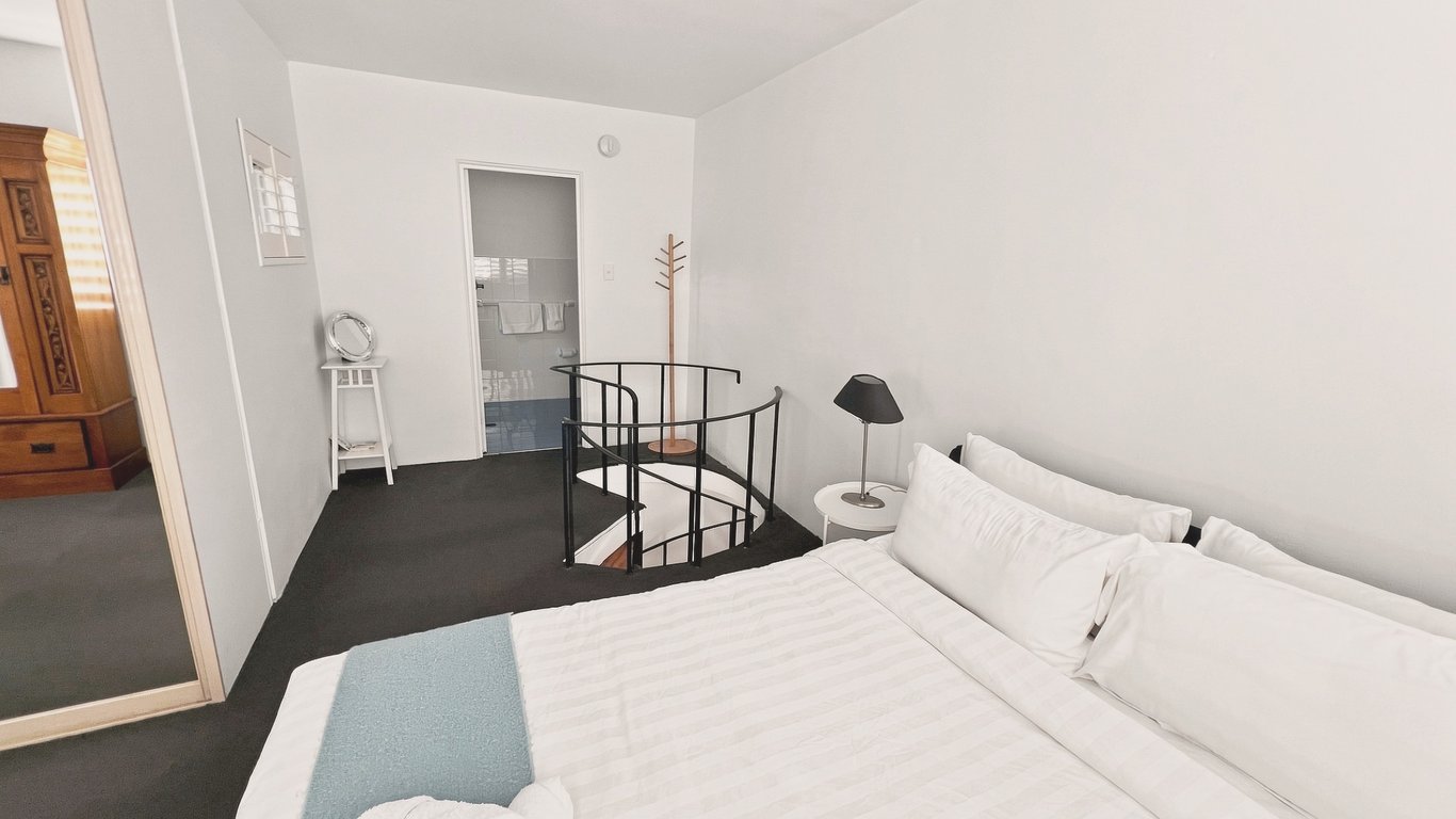 EST11 - Balmoral Breeze | Leafy 2-Bed Duplex Garden Apartment Near the Beach