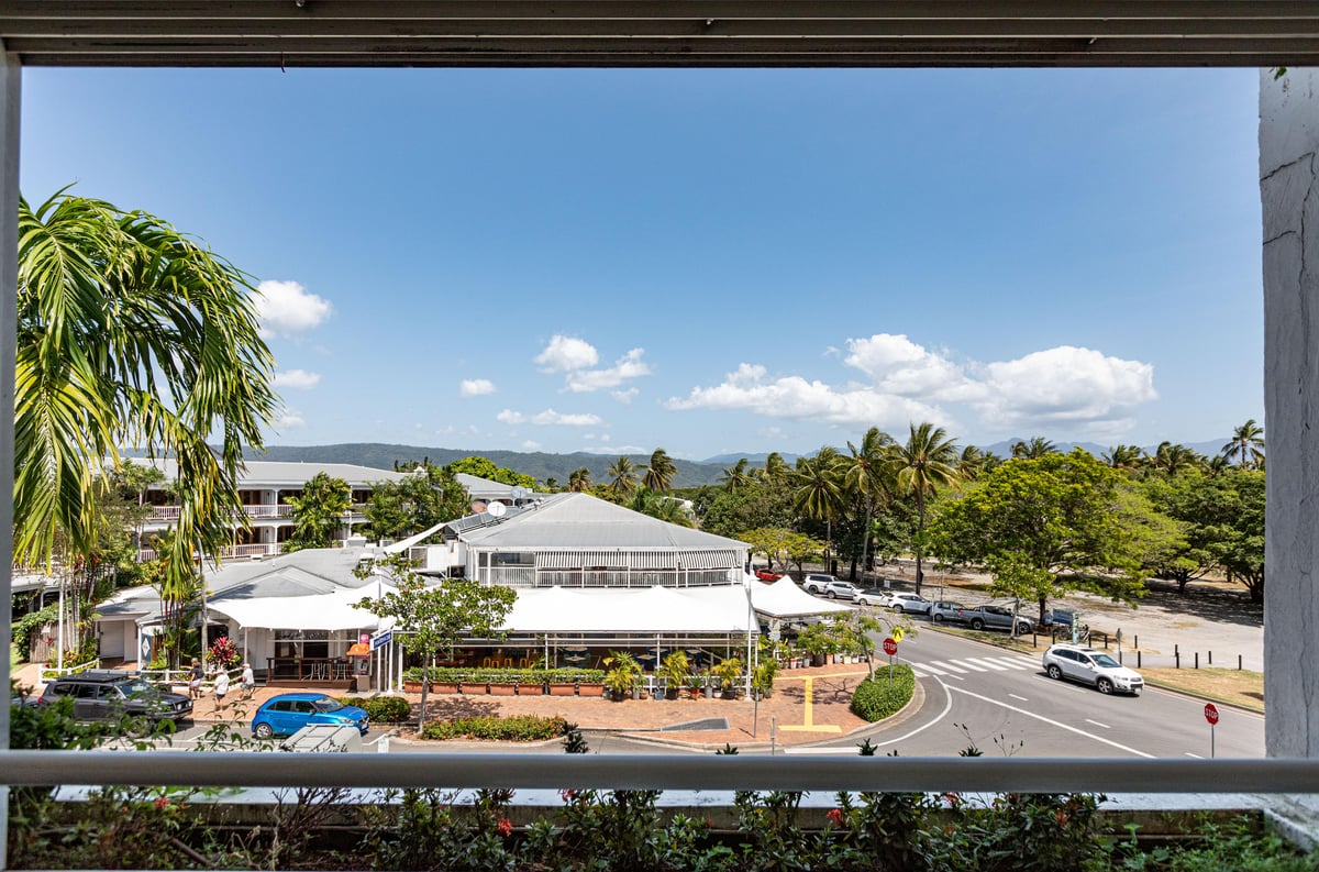 Club Studio Apartment with Macrossan St Views