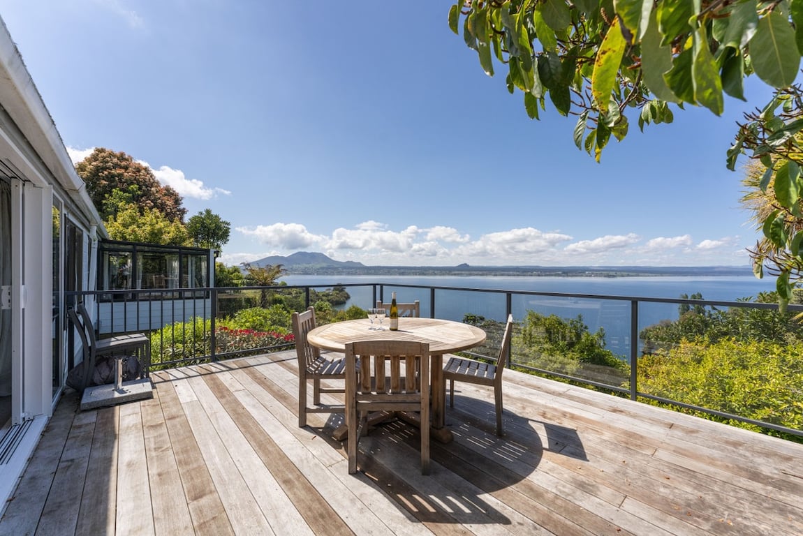 Acacia Cottage - Lake Views & Laid-Back Living