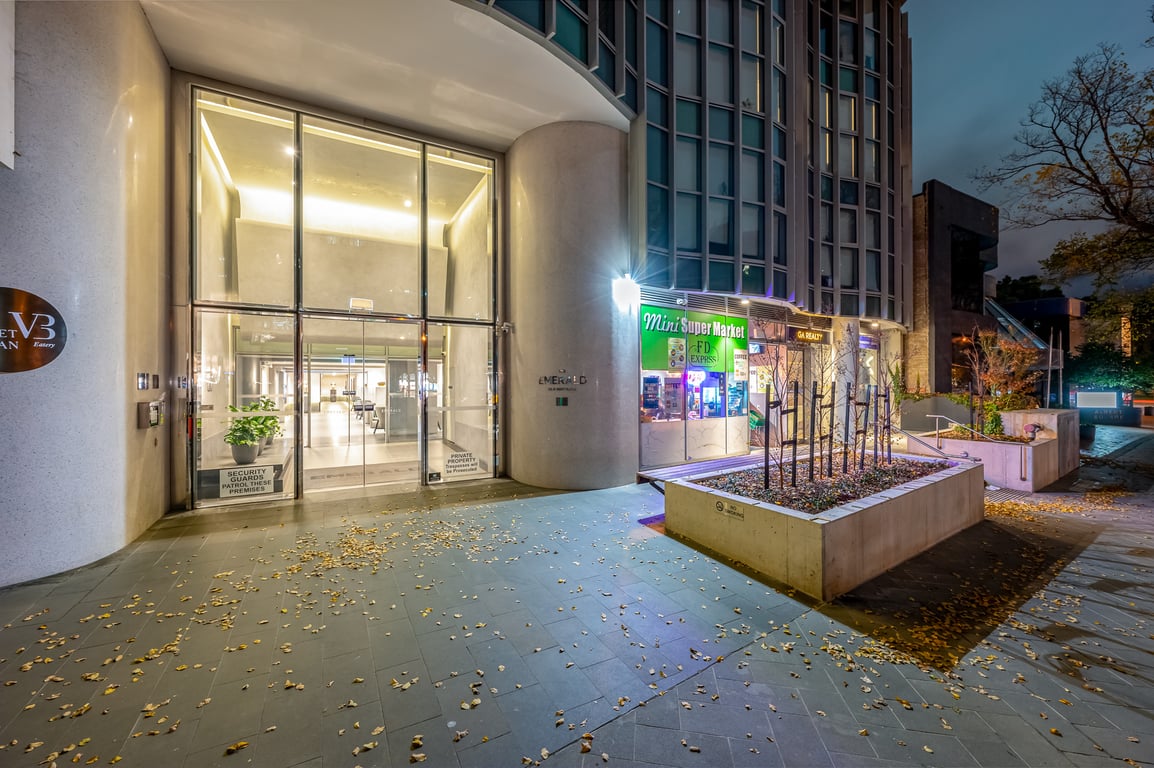 Unwind with Beautiful Albert Park and Hobsons Bay Views! 2 Bedrooms | 2 Bathrooms | Free Parking