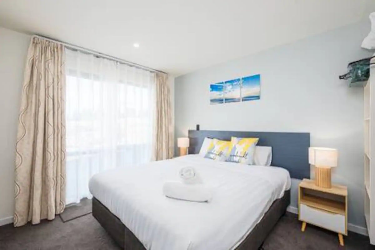 New, family friendly warm unit, mountain view