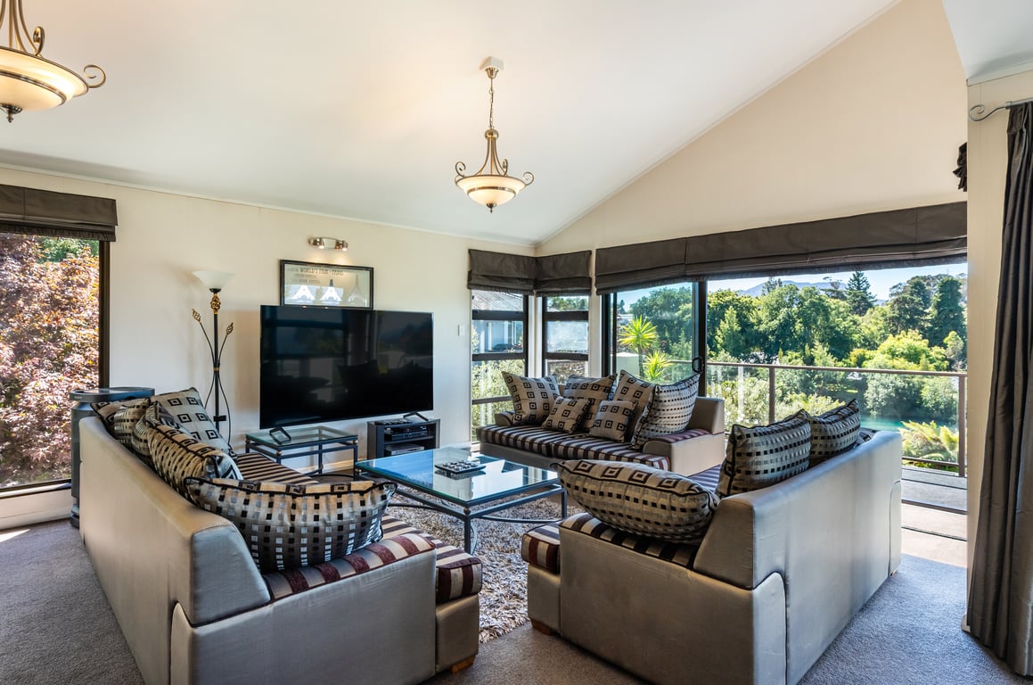 Riverside Villa - Spacious Stunning Location