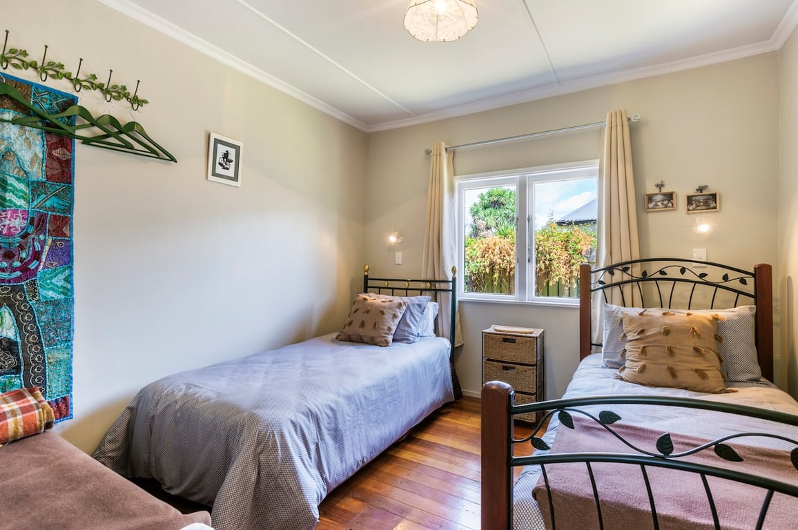 Plum Tree Retreat - Centrally Located Cottage