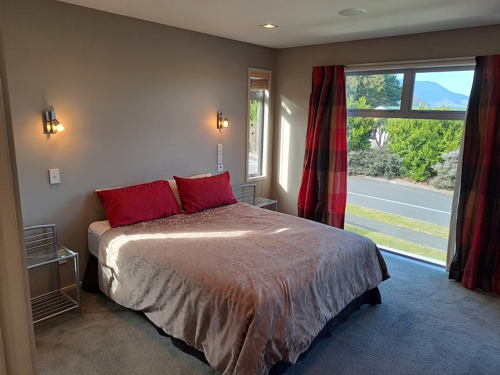 Elevated Taupo Views - Modern Family Home