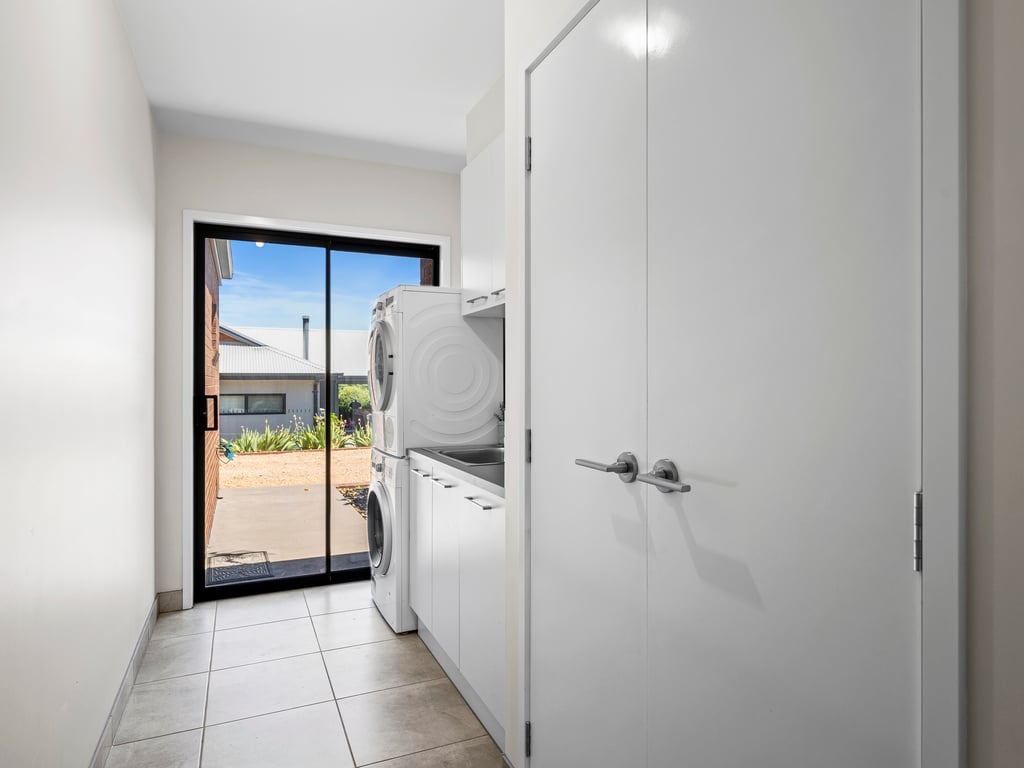 Dan's Rise - Family home with pool