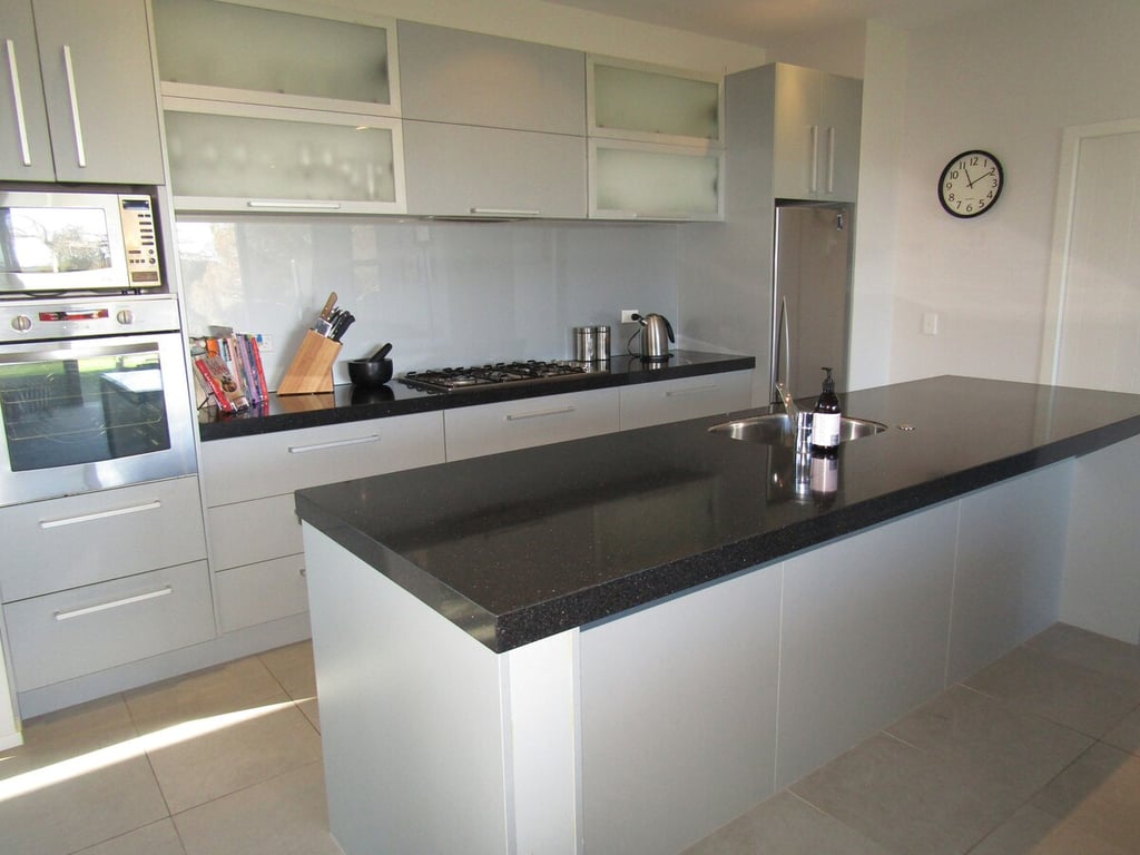 Large Modern Home Great Location & Has Wifi