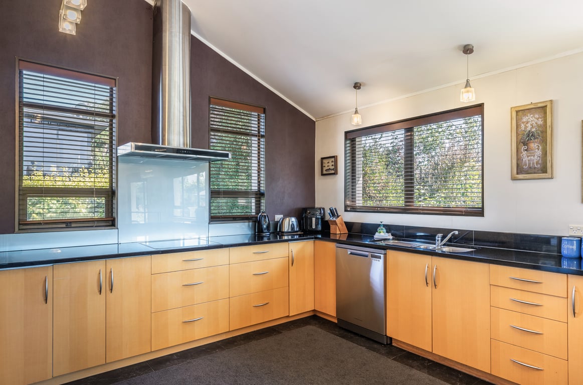 Riverside Villa - Spacious Stunning Location