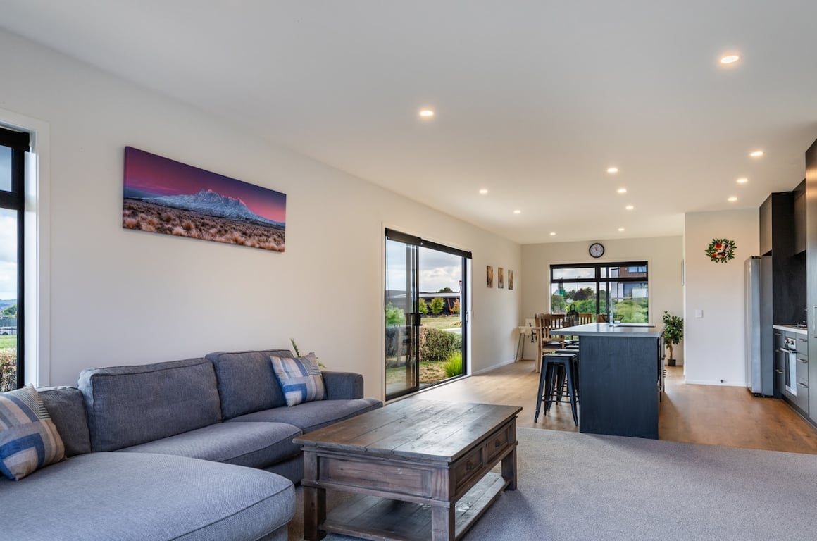Modern Holiday Retreat - Relax & Unwind In Style