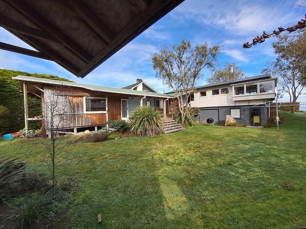Beach Magic - Large Lakeside Home With Wi-Fi