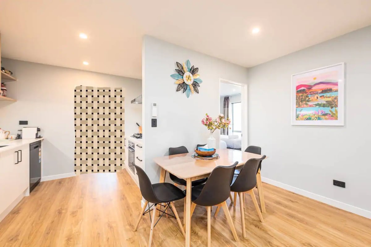 New, family friendly warm unit, free parking