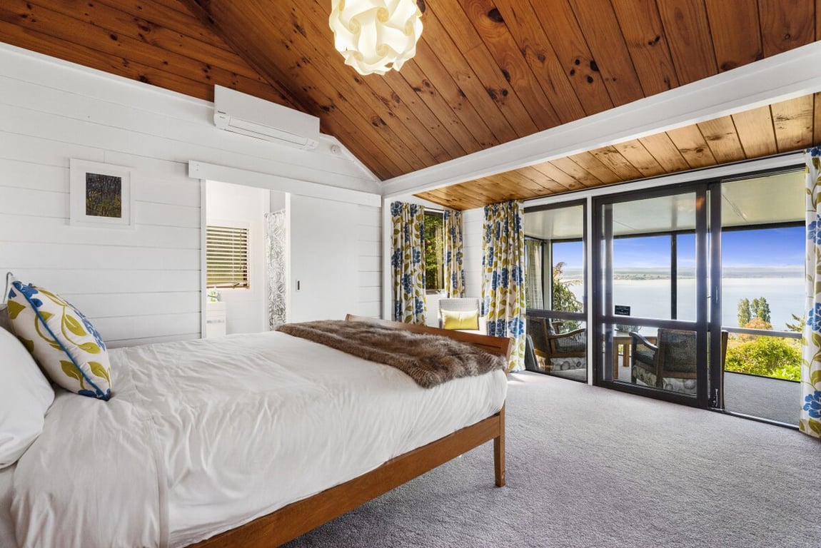 Acacia Cottage - Lake Views & Laid-Back Living