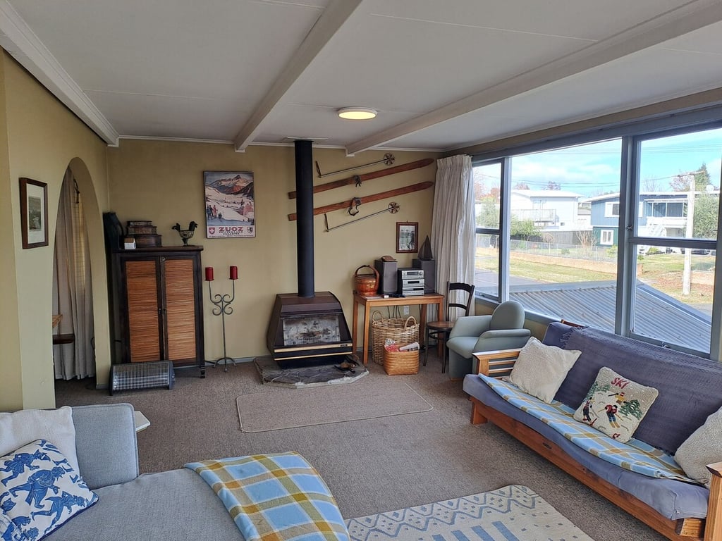 Pencarrow Lodge - Classic Kiwi Bach Close To Lake