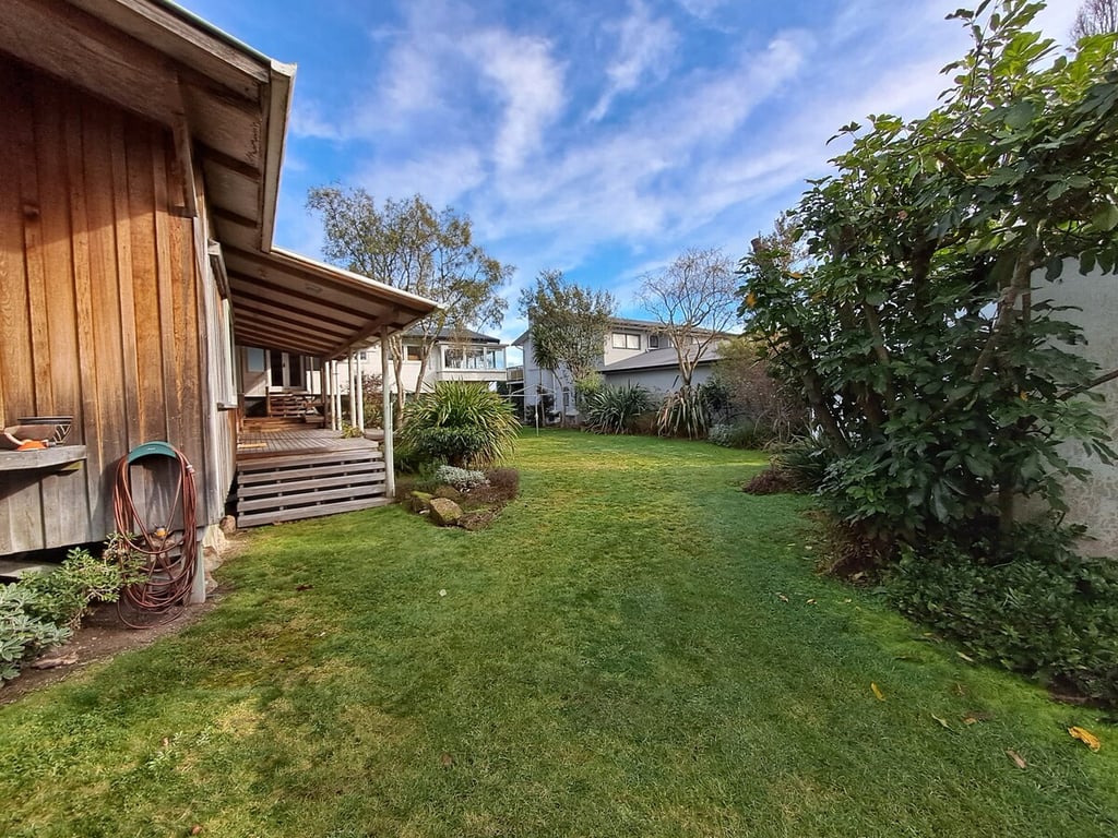 Beach Magic - Large Lakeside Home With Wi-Fi